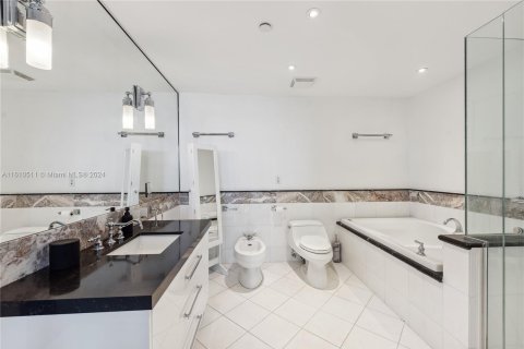 Condo in Miami Beach, Florida, 1 bedroom  № 1234080 - photo 23