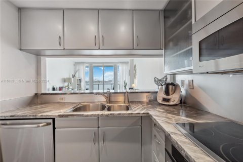 Condo in Miami Beach, Florida, 1 bedroom  № 1234080 - photo 7