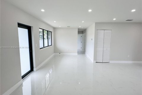 Casa en venta en Miami, Florida, 3 dormitorios, 135.82 m2 № 1439946 - foto 3