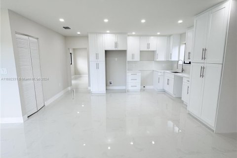 Casa en venta en Miami, Florida, 3 dormitorios, 135.82 m2 № 1439946 - foto 4