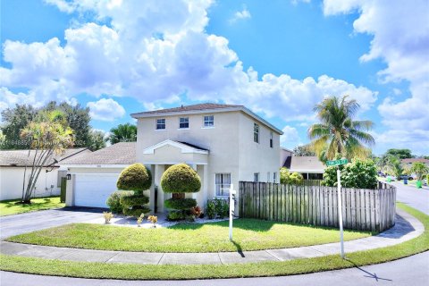 House in Sunrise, Florida 3 bedrooms, 176.33 sq.m. № 1364242 - photo 1