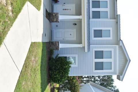 Townhouse in Freeport, Florida 3 bedrooms, 129.69 sq.m. № 590419 - photo 1