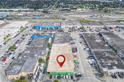 Propiedad comercial en venta en Hialeah, Florida № 1365760 - foto 13