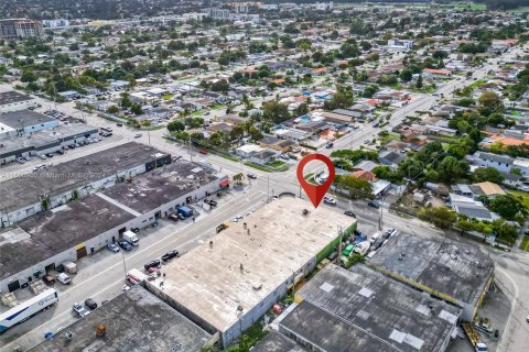 Propiedad comercial en venta en Hialeah, Florida № 1365760 - foto 16