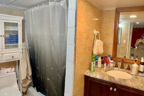 Casa en venta en Hialeah, Florida, 5 dormitorios, 212.75 m2 № 1365761 - foto 12