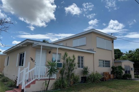 House in Hialeah, Florida 5 bedrooms, 212.75 sq.m. № 1365761 - photo 1