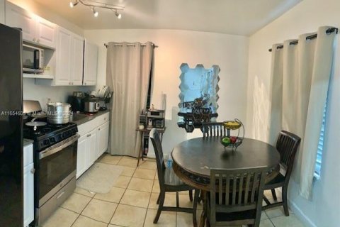 Casa en venta en Hialeah, Florida, 5 dormitorios, 212.75 m2 № 1365761 - foto 7