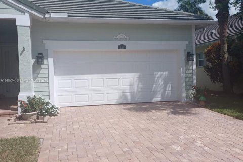 House in Port St. Lucie, Florida 3 bedrooms, 194.17 sq.m. № 1118279 - photo 5