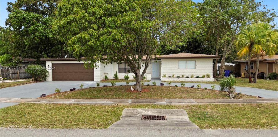 House in Fort Lauderdale, Florida 3 bedrooms, 165.18 sq.m. № 1118282