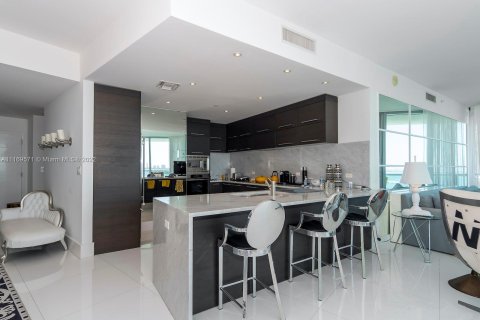 Condominio en alquiler en Miami, Florida, 3 dormitorios, 199.28 m2 № 6043 - foto 10