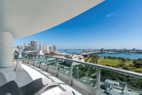 Condominio en alquiler en Miami, Florida, 3 dormitorios, 199.28 m2 № 6043 - foto 1
