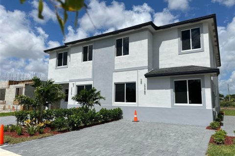 Adosado en venta en Miami, Florida, 5 dormitorios № 1365373 - foto 1