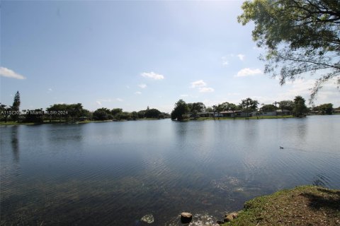 Townhouse in Pembroke Pines, Florida 2 bedrooms, 111.11 sq.m. № 1132609 - photo 22