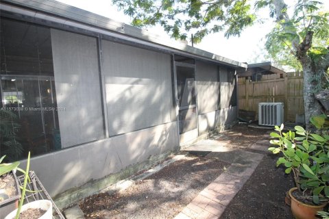 Townhouse in Pembroke Pines, Florida 2 bedrooms, 111.11 sq.m. № 1132609 - photo 21