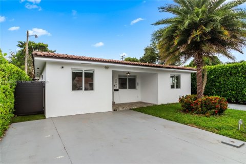 House in Miami, Florida 5 bedrooms, 210.42 sq.m. № 1328067 - photo 2