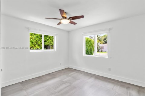 House in Miami, Florida 5 bedrooms, 210.42 sq.m. № 1328067 - photo 10