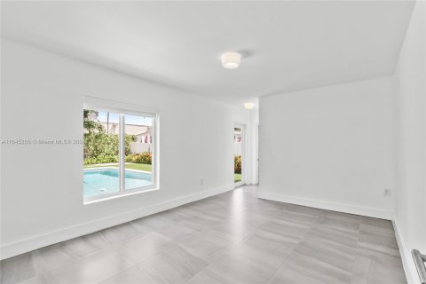 House in Miami, Florida 5 bedrooms, 210.42 sq.m. № 1328067 - photo 27