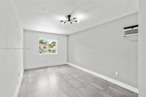 House in Miami, Florida 5 bedrooms, 210.42 sq.m. № 1328067 - photo 22