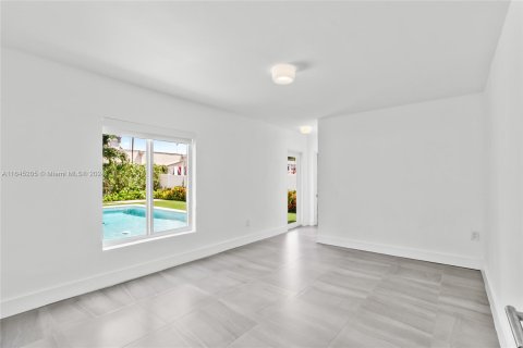 House in Miami, Florida 5 bedrooms, 210.42 sq.m. № 1328067 - photo 26