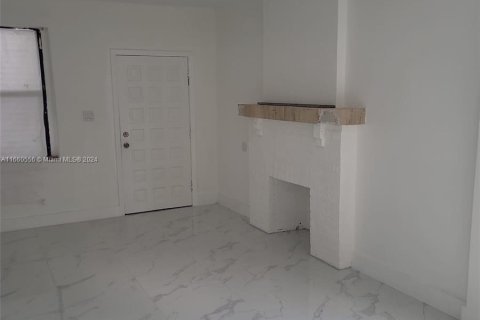 Immobilier commercial à vendre à Miami, Floride: 128.21 m2 № 1365735 - photo 2