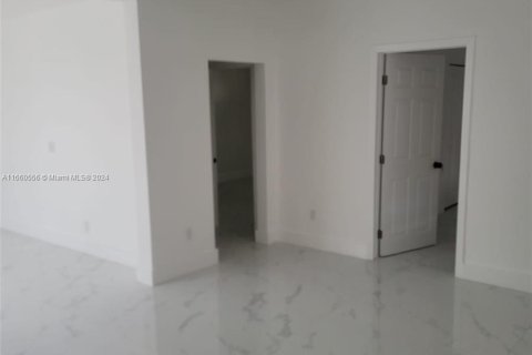 Immobilier commercial à vendre à Miami, Floride: 128.21 m2 № 1365735 - photo 3