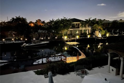 House in Fort Lauderdale, Florida 5 bedrooms, 557.04 sq.m. № 1230977 - photo 9