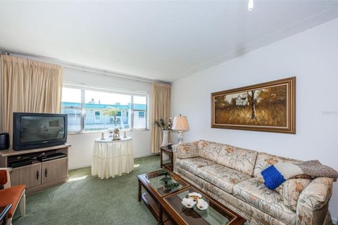 Condo in Saint Petersburg, Florida, 1 bedroom  № 363612 - photo 5