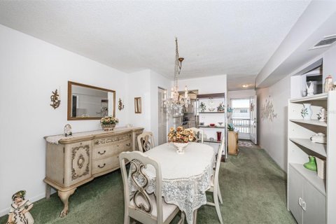 Condo in Saint Petersburg, Florida, 1 bedroom  № 363612 - photo 10