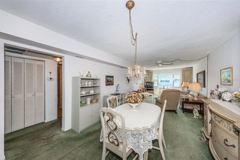 Condo in Saint Petersburg, Florida, 1 bedroom  № 363612 - photo 14