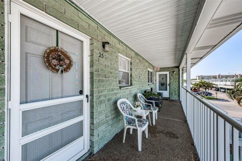 Condo in Saint Petersburg, Florida, 1 bedroom  № 363612 - photo 2