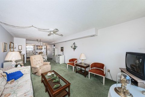 Condo in Saint Petersburg, Florida, 1 bedroom  № 363612 - photo 9