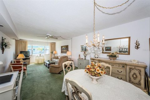 Condo in Saint Petersburg, Florida, 1 bedroom  № 363612 - photo 11