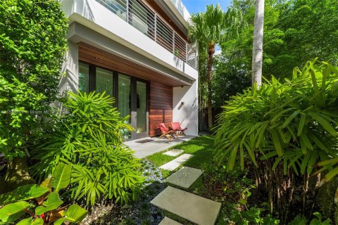 House in Miami, Florida 7 bedrooms, 640.1 sq.m. № 1155006 - photo 22