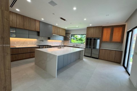 House in Miami, Florida 6 bedrooms, 733.46 sq.m. № 1222973 - photo 2