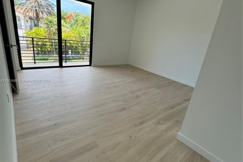 House in Miami, Florida 6 bedrooms, 733.46 sq.m. № 1222973 - photo 9