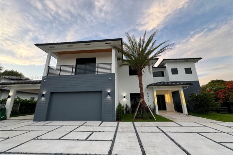 House in Miami, Florida 6 bedrooms, 733.46 sq.m. № 1222973 - photo 1