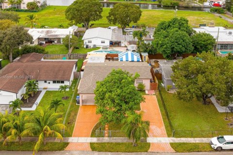 Villa ou maison à vendre à Hollywood, Floride: 3 chambres, 150.5 m2 № 975892 - photo 1