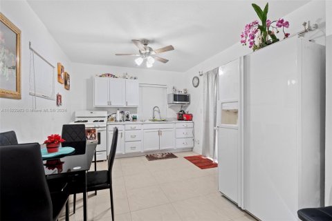 House in Hollywood, Florida 3 bedrooms, 150.5 sq.m. № 975892 - photo 17