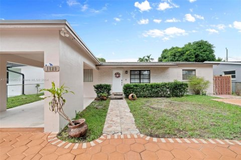 House in Hollywood, Florida 3 bedrooms, 150.5 sq.m. № 975892 - photo 11