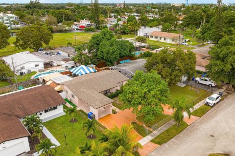 Villa ou maison à vendre à Hollywood, Floride: 3 chambres, 150.5 m2 № 975892 - photo 2