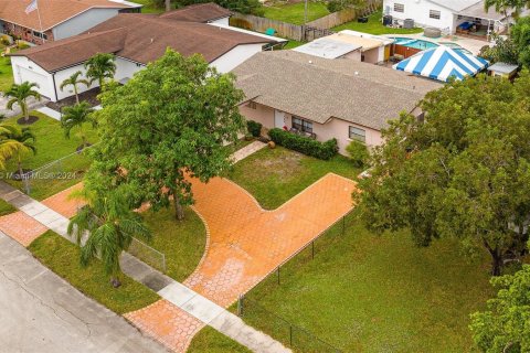 House in Hollywood, Florida 3 bedrooms, 150.5 sq.m. № 975892 - photo 3