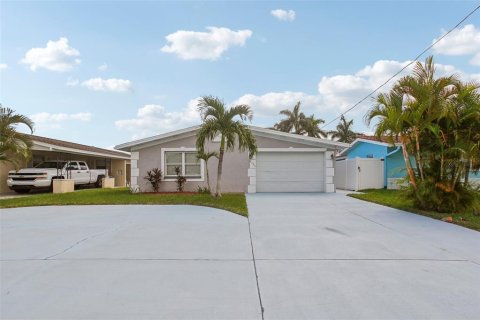 House in New Port Richey, Florida 3 bedrooms, 127 sq.m. № 1322463 - photo 1