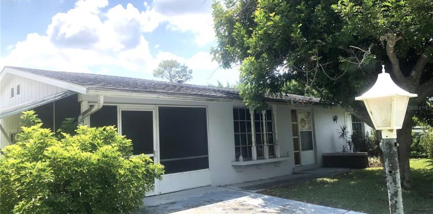 House in Port Charlotte, Florida 2 bedrooms, 128.58 sq.m. № 1322503