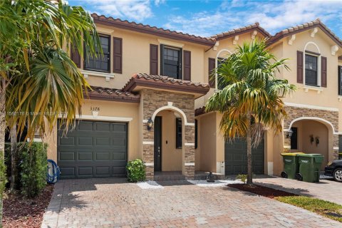 Townhouse in Homestead, Florida 4 bedrooms, 152.55 sq.m. № 1367065 - photo 1