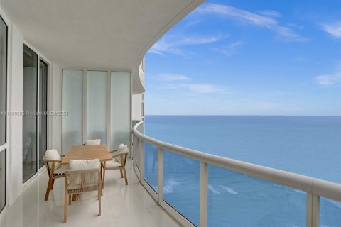 Condo in Sunny Isles Beach, Florida, 3 bedrooms  № 1367099 - photo 1