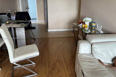 Condo in Miami, Florida, 1 bedroom  № 868156 - photo 4