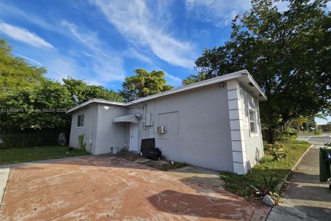 Villa ou maison à vendre à Hallandale Beach, Floride: 4 chambres, 138.61 m2 № 868154 - photo 3