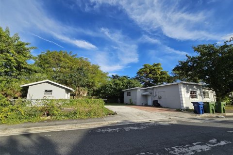 Villa ou maison à vendre à Hallandale Beach, Floride: 4 chambres, 138.61 m2 № 868154 - photo 1