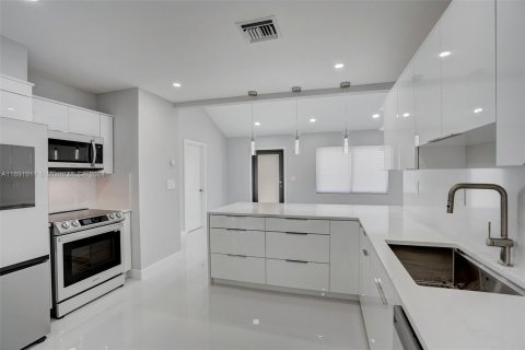 Casa en venta en Miami, Florida, 3 dormitorios, 123 m2 № 1437068 - foto 2