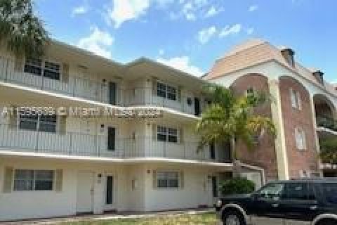 Condominio en venta en Hallandale Beach, Florida, 2 dormitorios, 97.55 m2 № 1189184 - foto 22